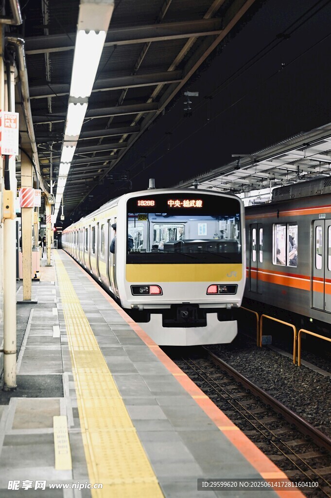 地铁站台的列车