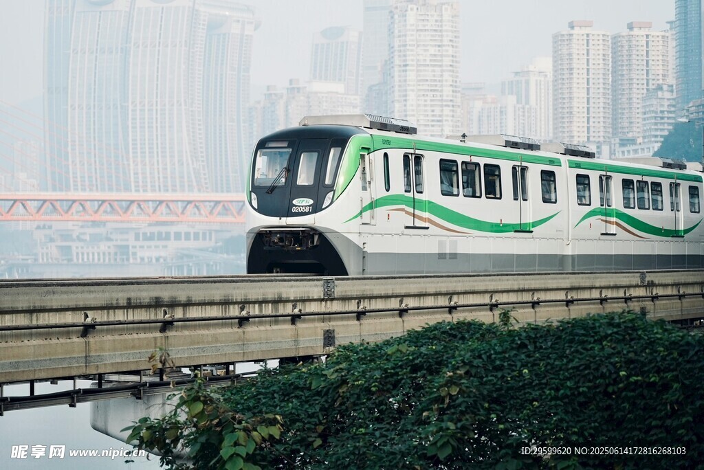 城市轻轨穿行于高楼之间