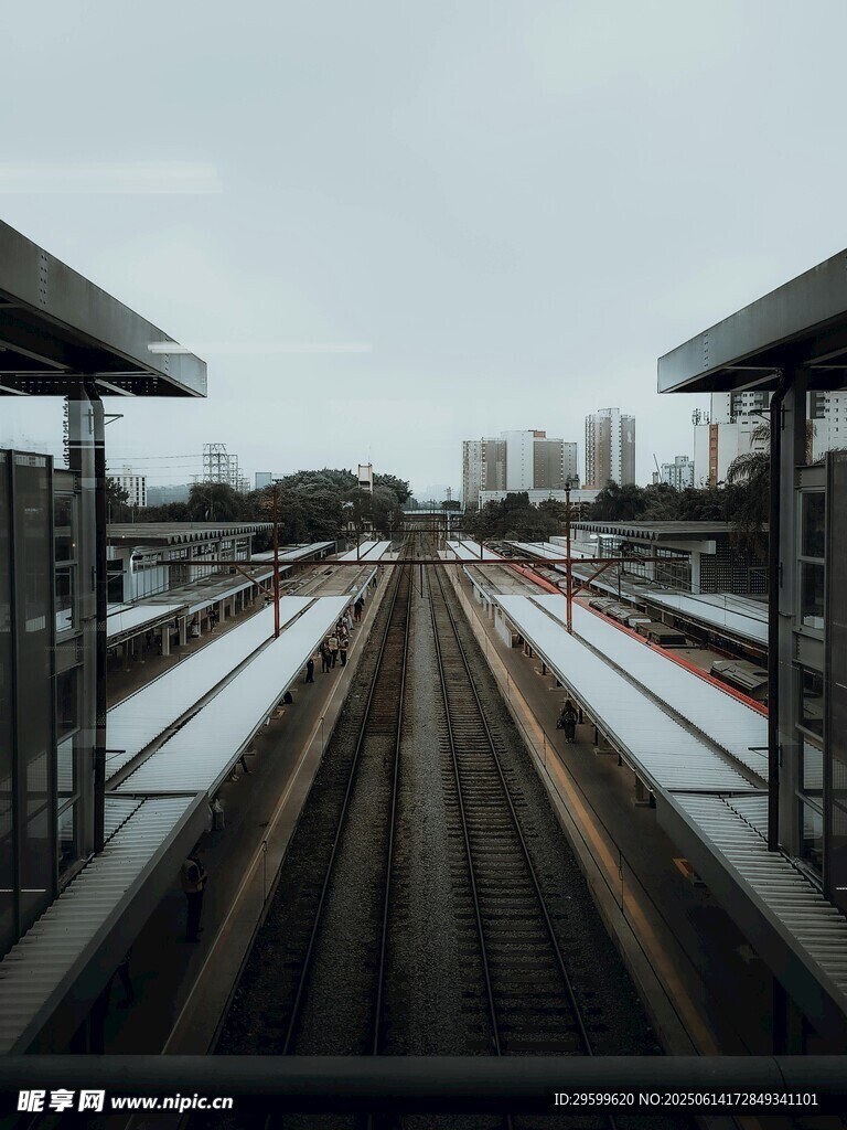 空旷铁轨旁的站台景象