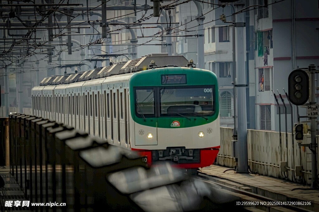 城市轨道列车行驶画面