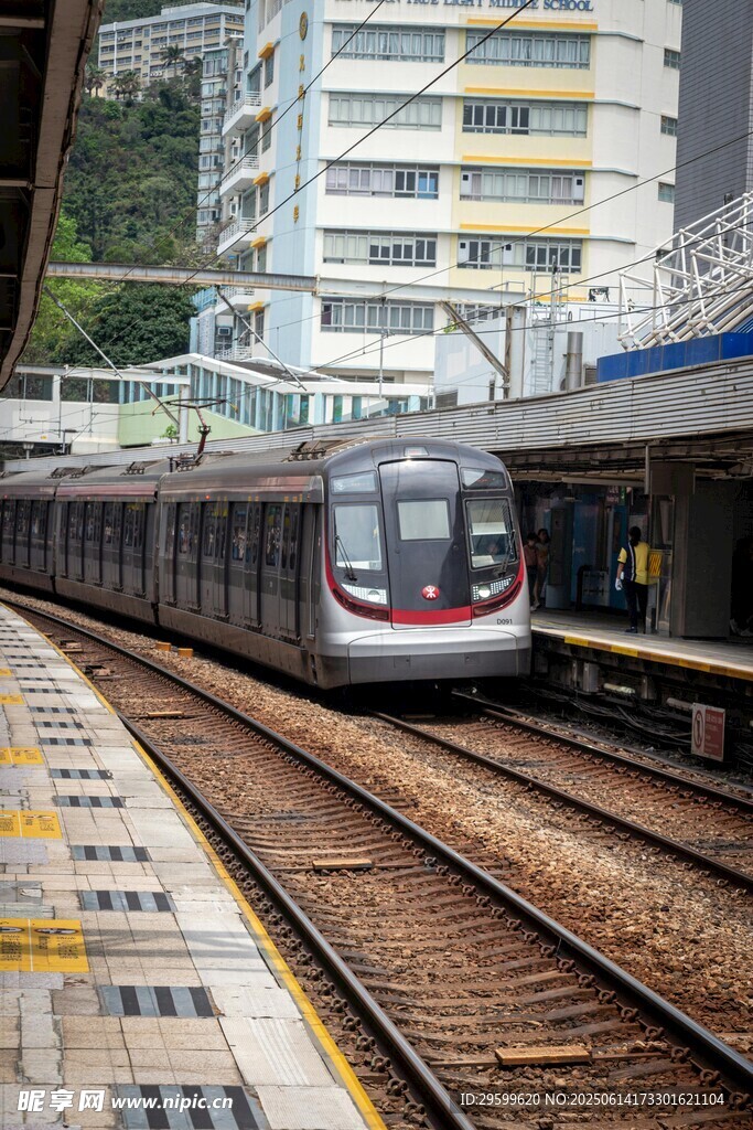 地铁站台的列车进站瞬间