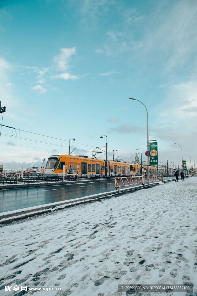 冬日雪景中的黄色列车