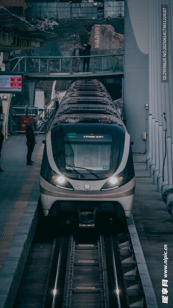 车站中的现代列车