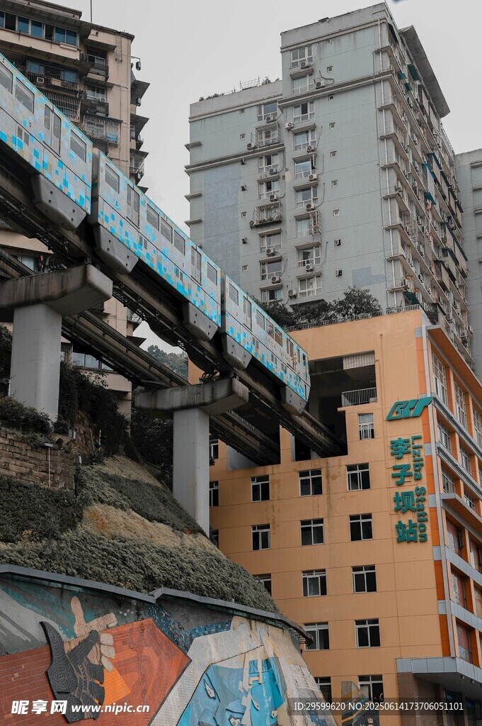 城市中废弃高架桥与多彩建筑