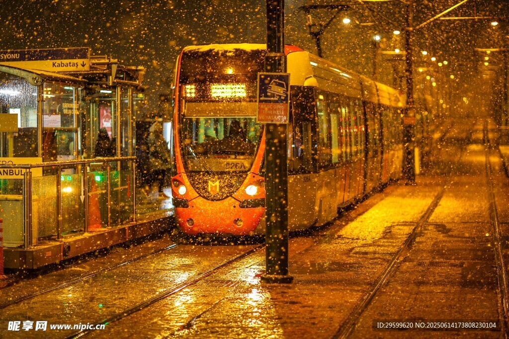 雨夜中的双层有轨电车