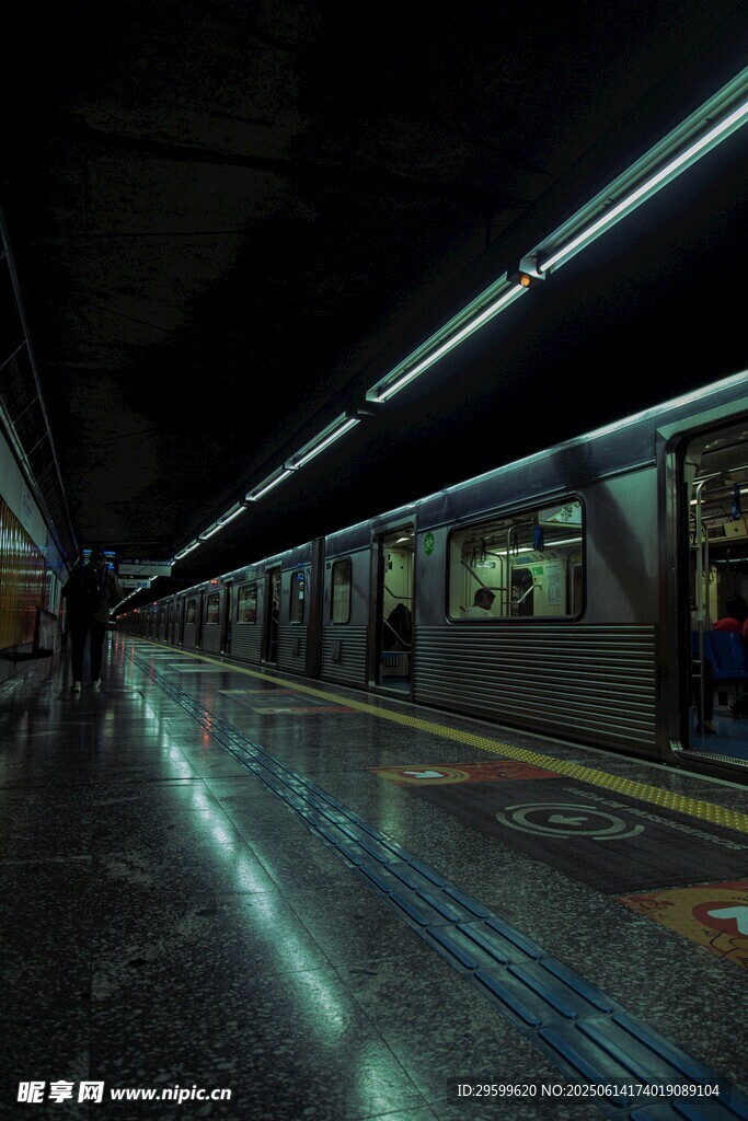 夜晚地铁站台的静谧景象