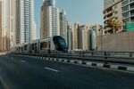 城市高架上的现代轻轨列车