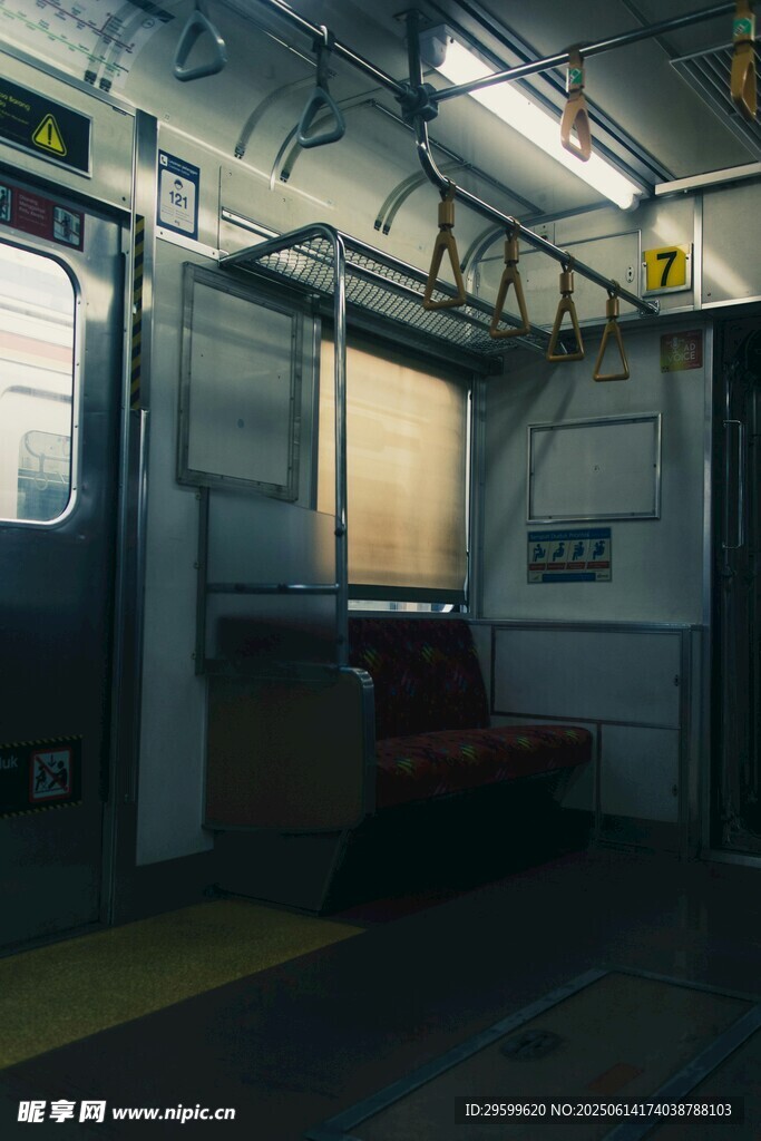 老旧地铁车厢内部景象