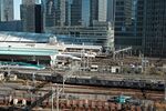 城市铁轨旁的现代建筑景观