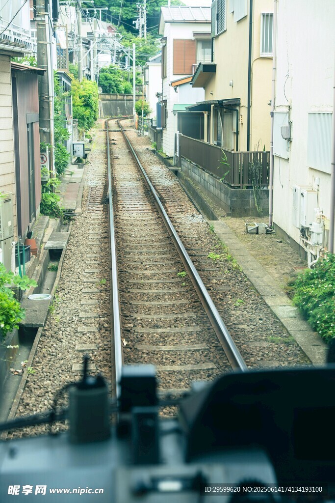 铁轨穿行于居民区