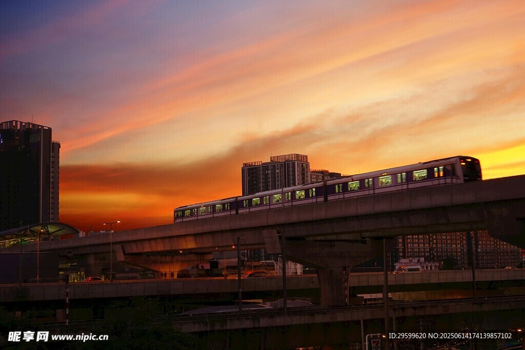 夕阳下的城市轨道交通景观