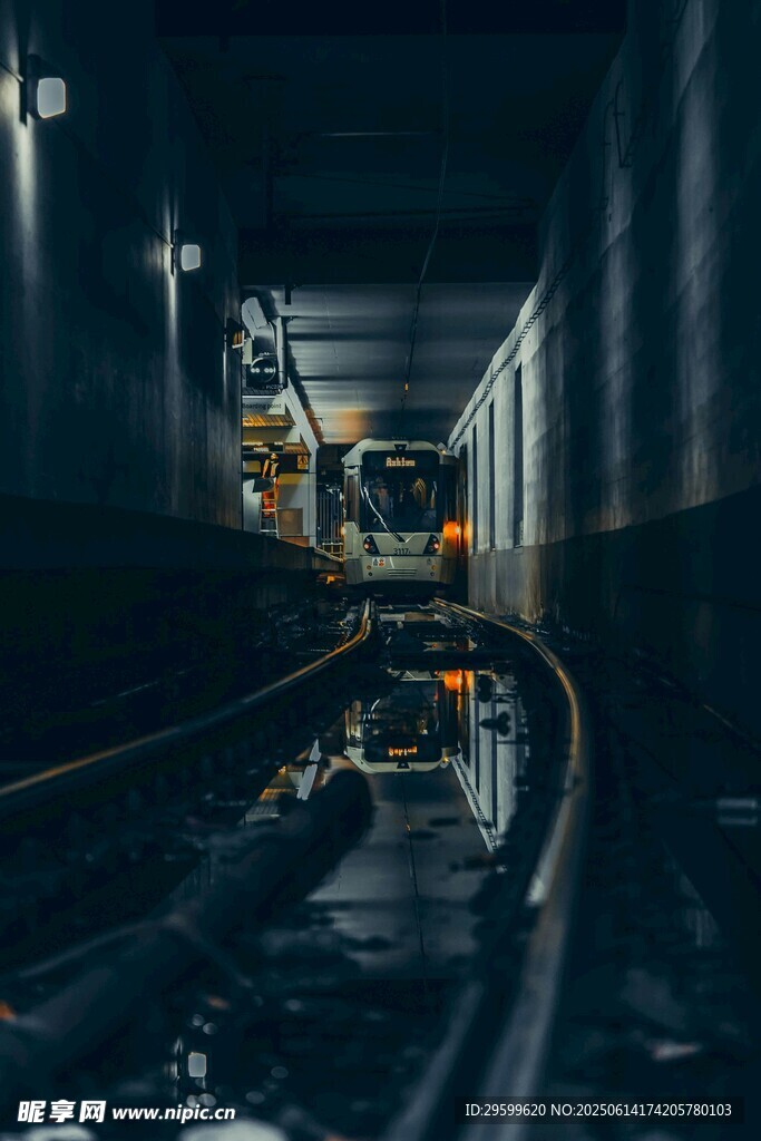 地下隧道中的施工场景