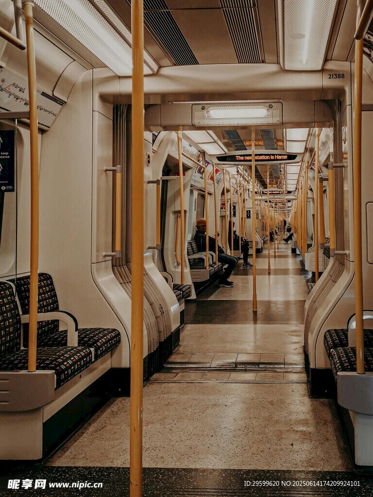 地铁车厢内部空旷场景
