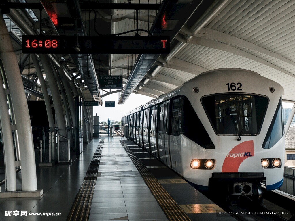地铁站内停靠的现代列车