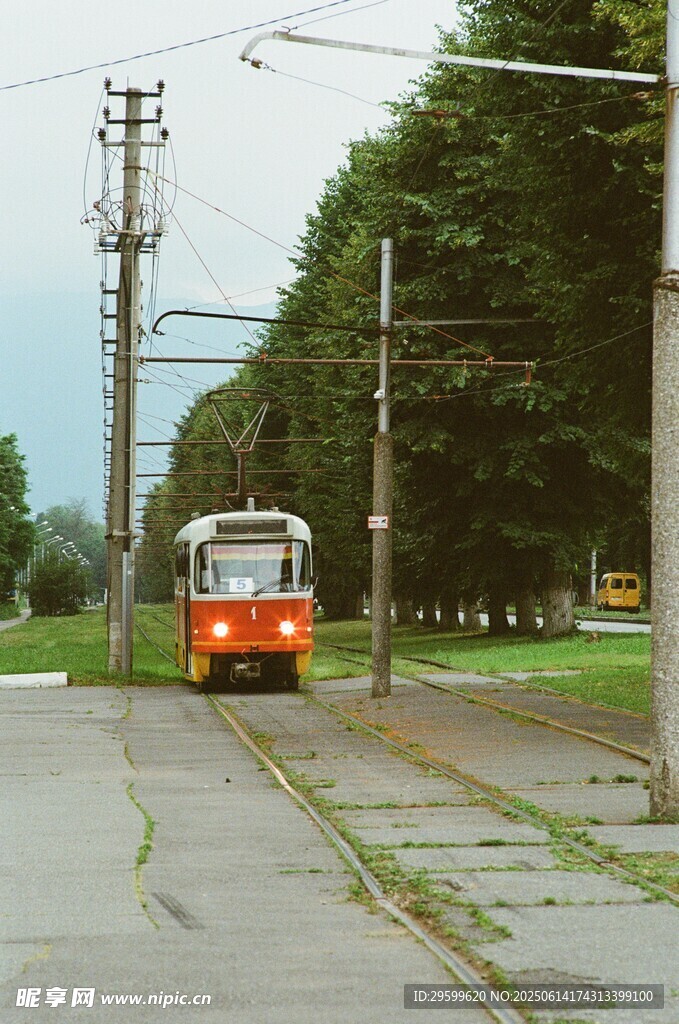 复古有轨电车行驶在道路上