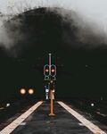 雾中铁路信号灯