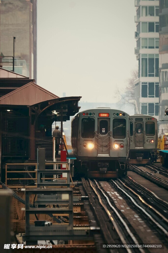 火车站台列车进站场景