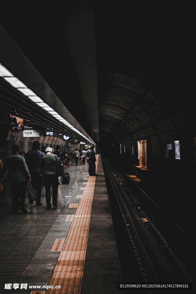 夜晚地铁站台的行人景象