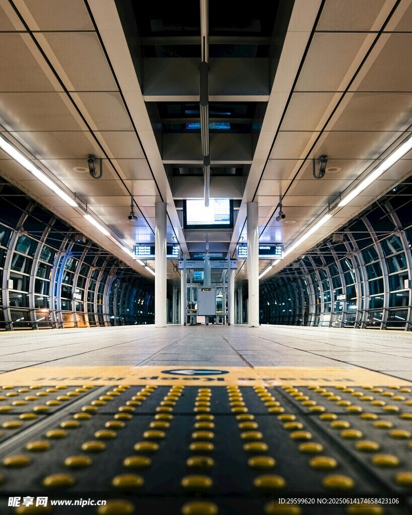 现代化地铁站内部空间