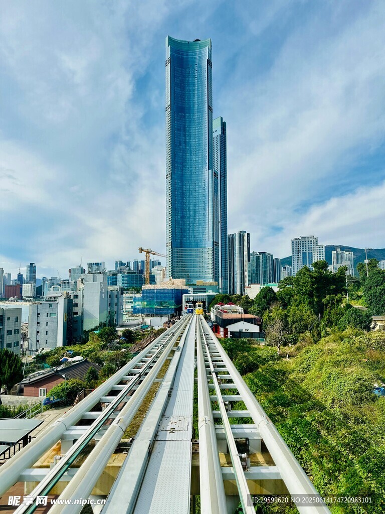 城市轨道旁的摩天大楼景观