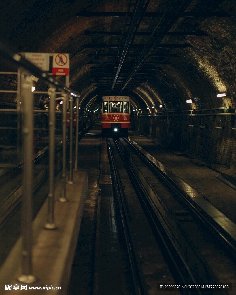 地铁隧道内的列车景象