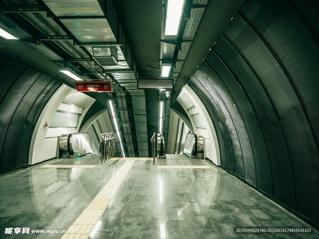 现代地下通道内部景观