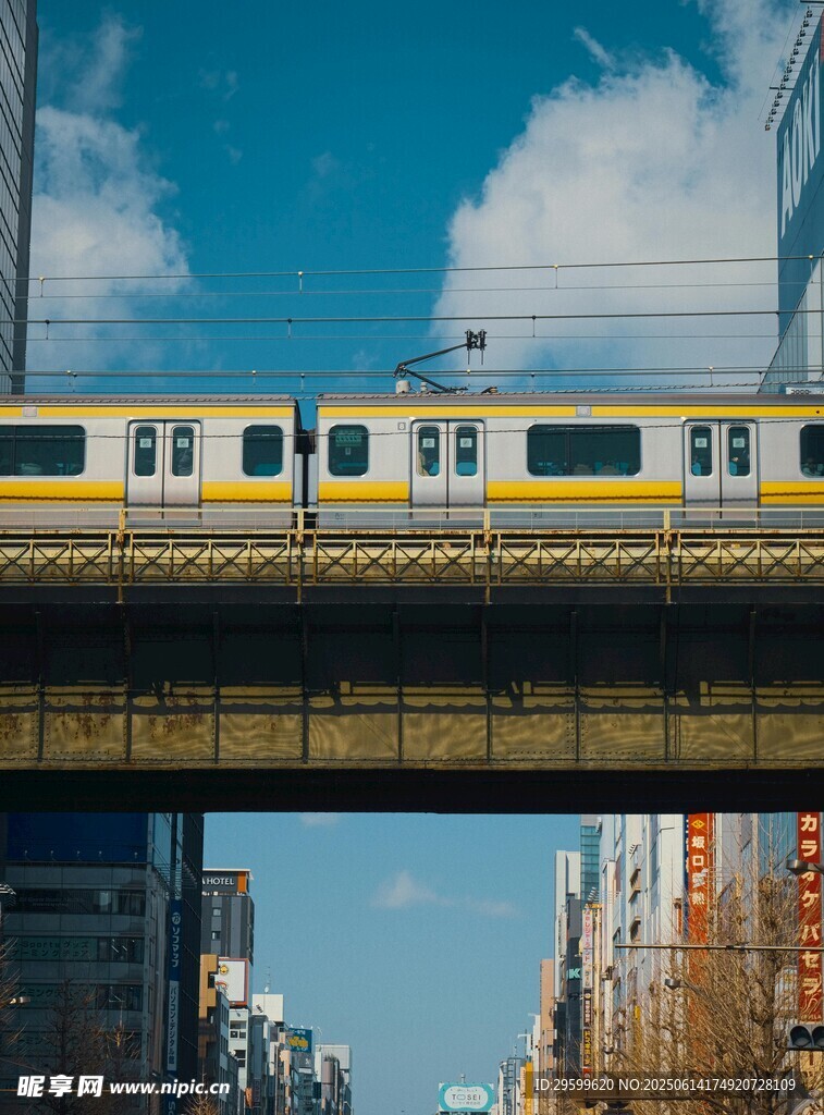 城市高架上的行驶列车