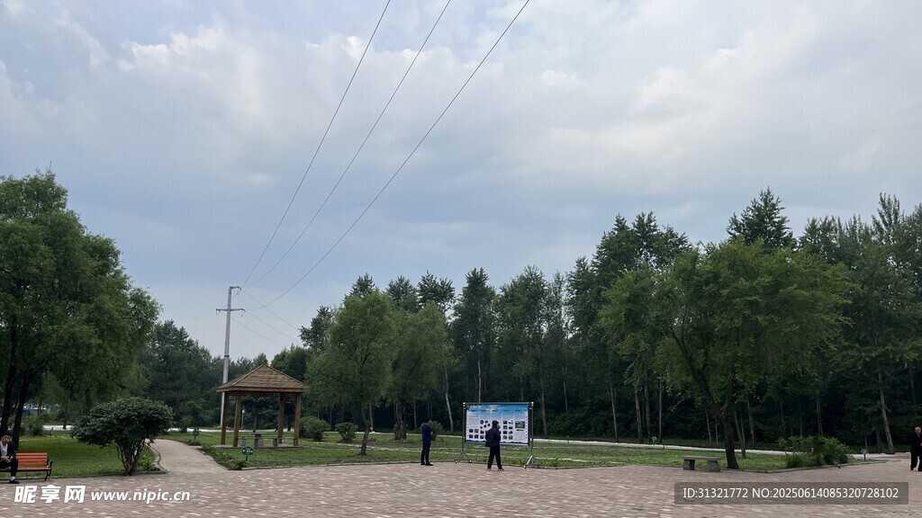 户外林荫广场场景