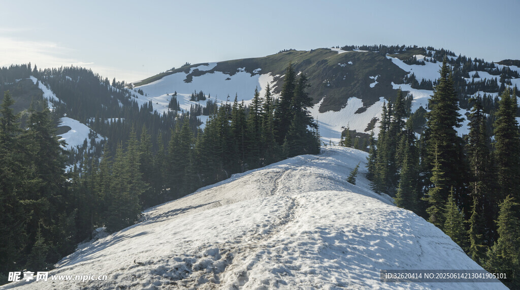 雪覆山路 山林环绕的美景