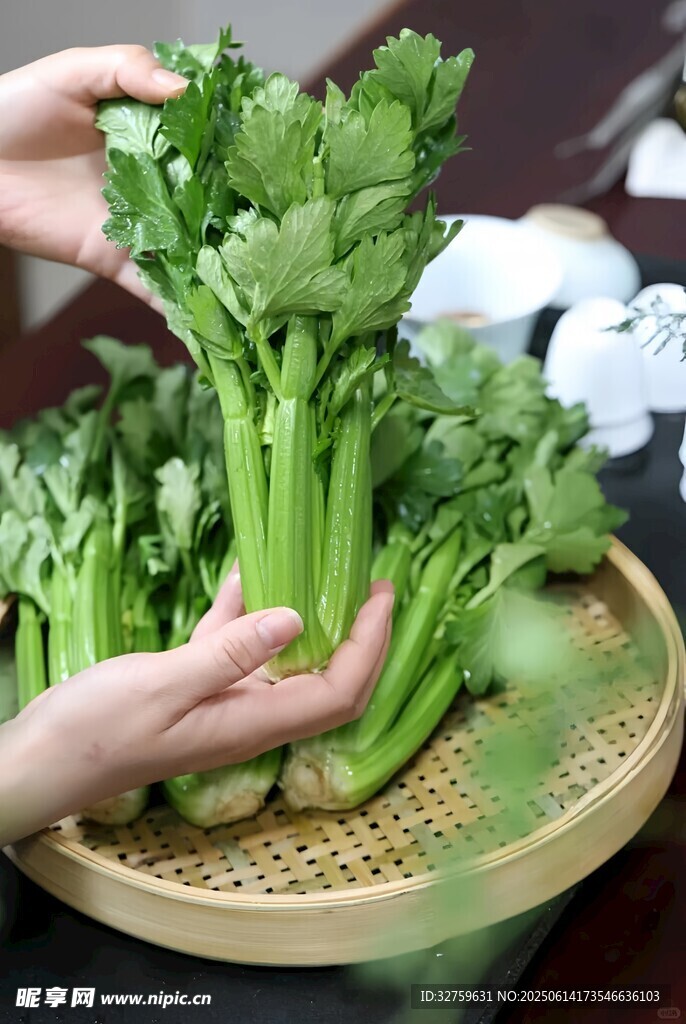 双手捧起鲜嫩翠绿菜心