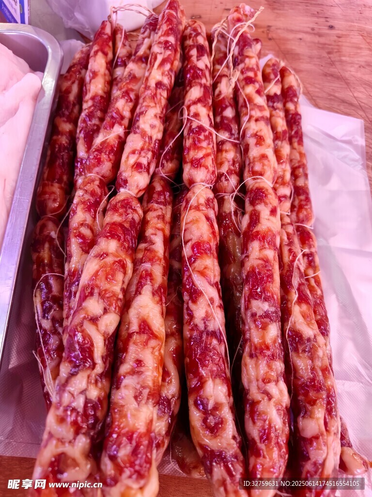 美味香肠整齐摆放