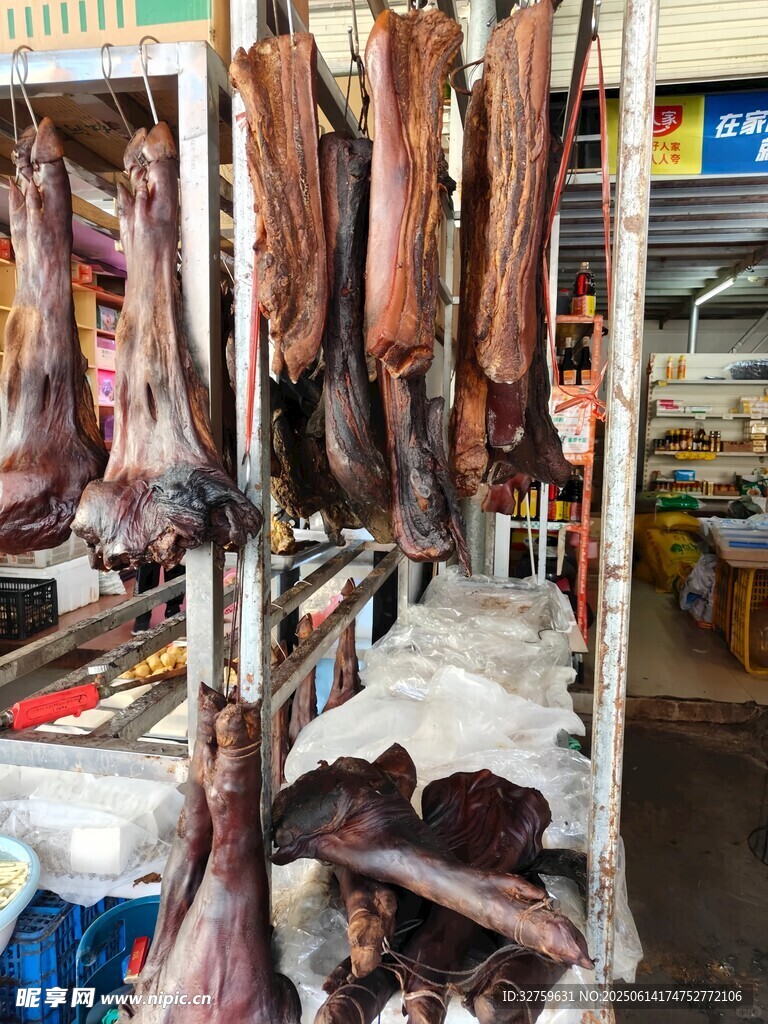 市场中的各式悬挂腊肉
