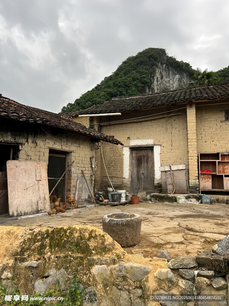 乡村老旧房屋与远山景色
