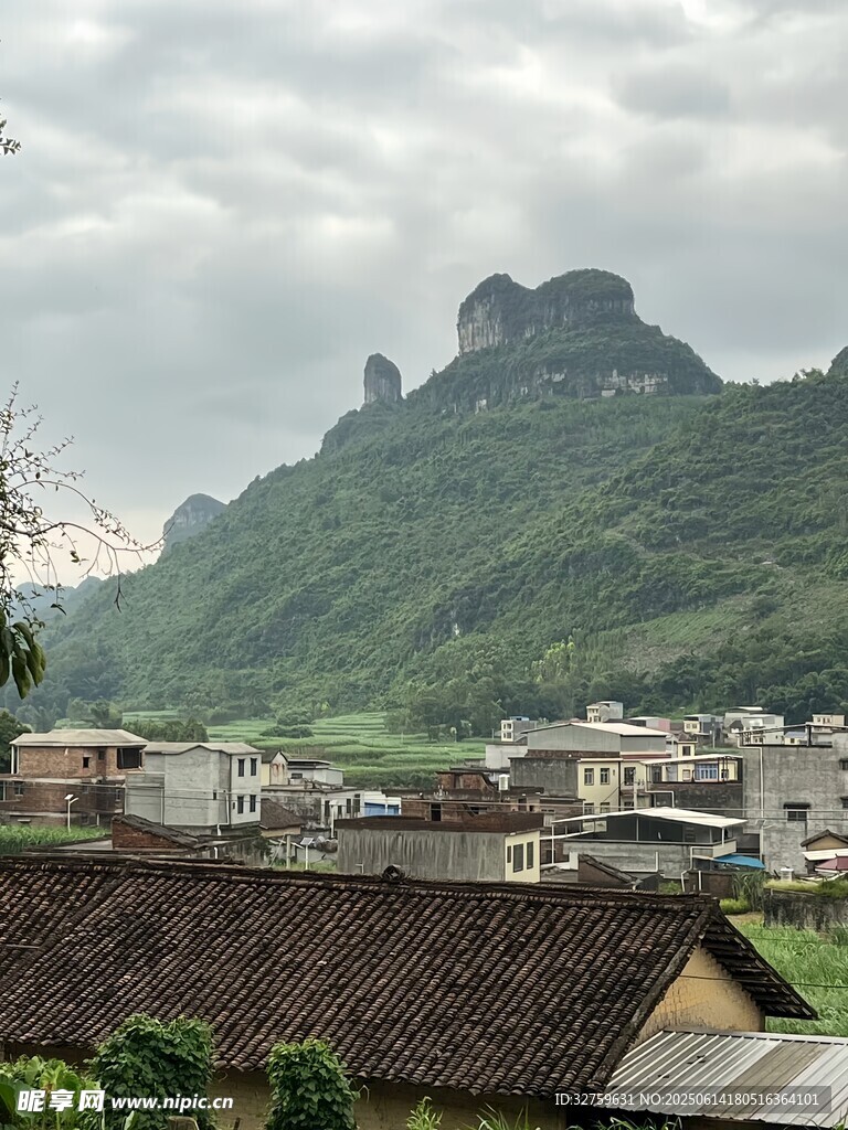 山村远景山峦下的宁静村落