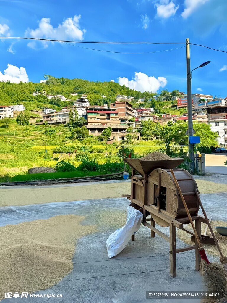 乡村户外的传统农用器具