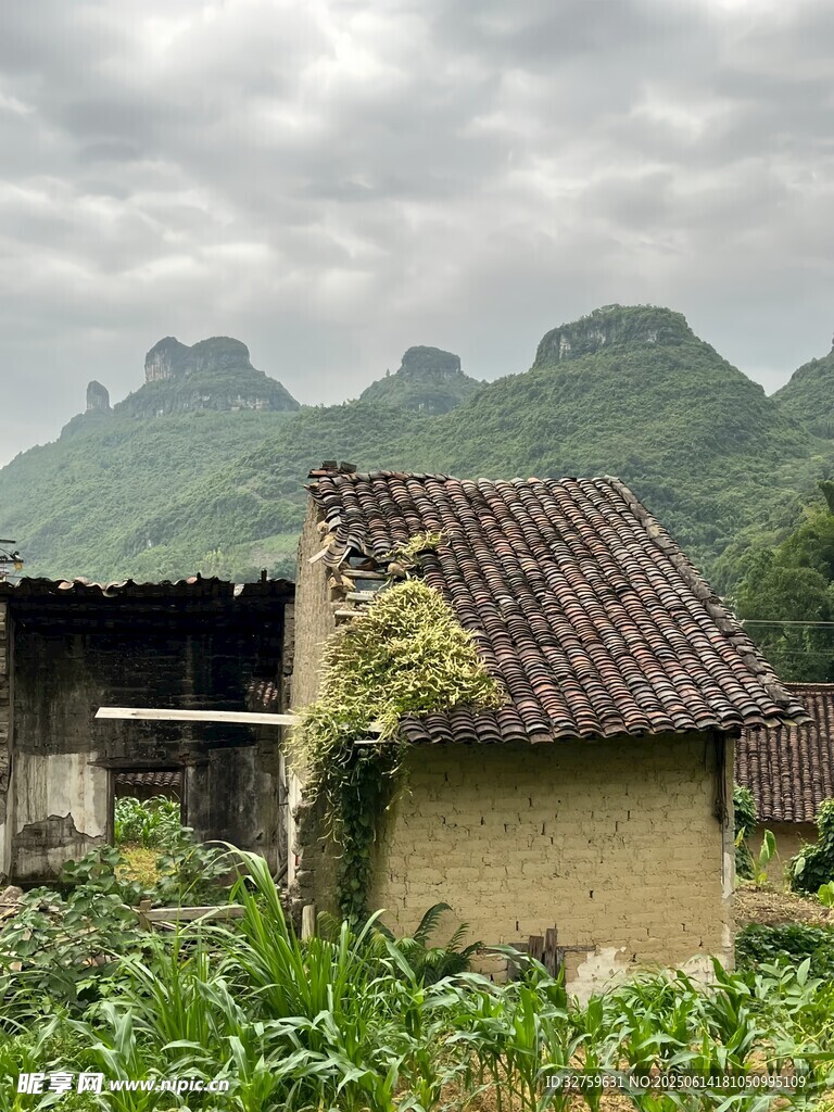 山间小屋隐于绿野青山间
