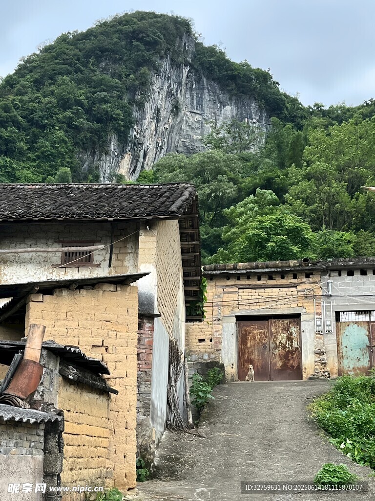 山间古朴村落景象