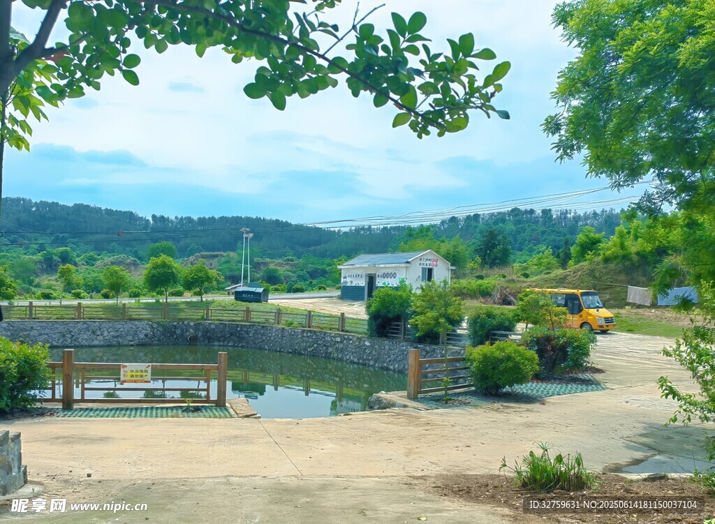 湖畔乡村景致
