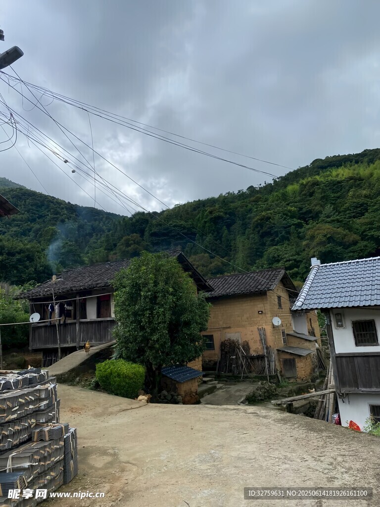 宁静山村景象