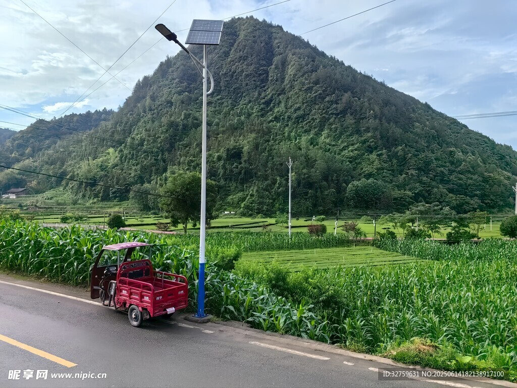乡村公路旁的田园与远山