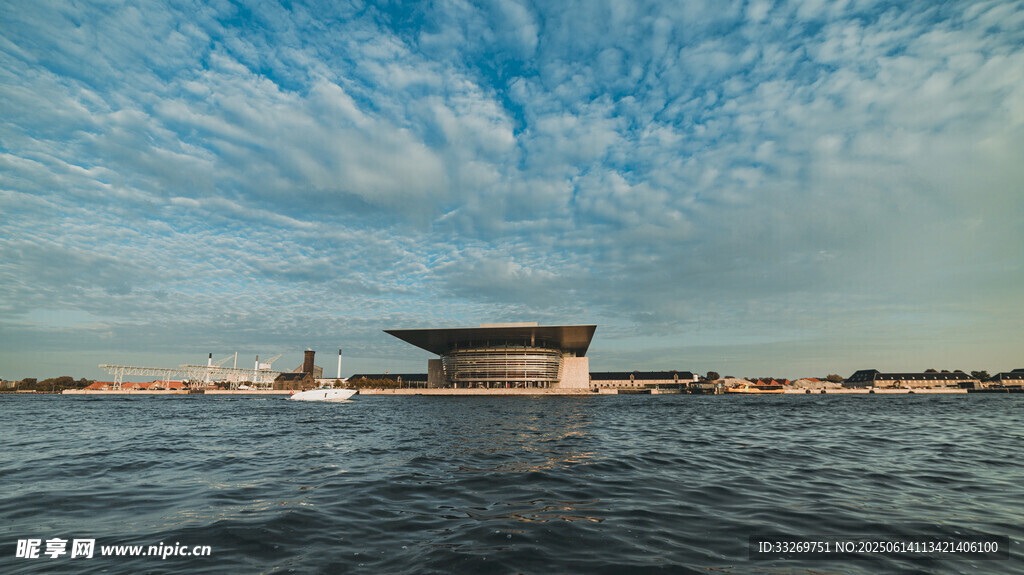 海上建筑与蓝天美景