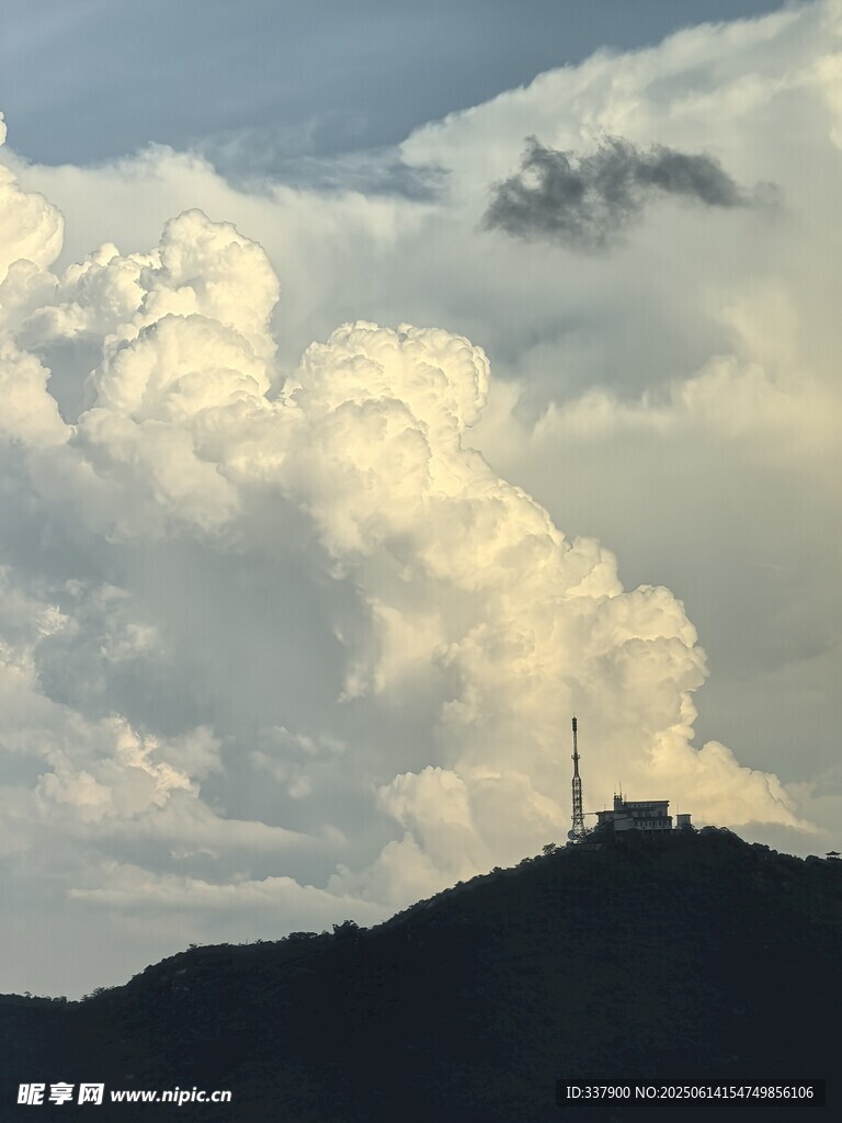 山顶云景与通信塔