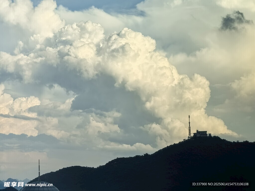 山峦之上的壮丽云层景观