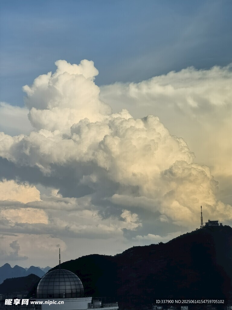 山间壮丽云层景观