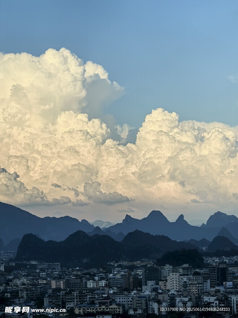 城市上空的壮丽云朵景观