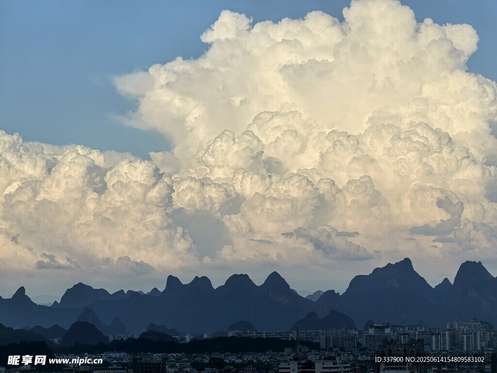 山峦之上的壮丽云朵