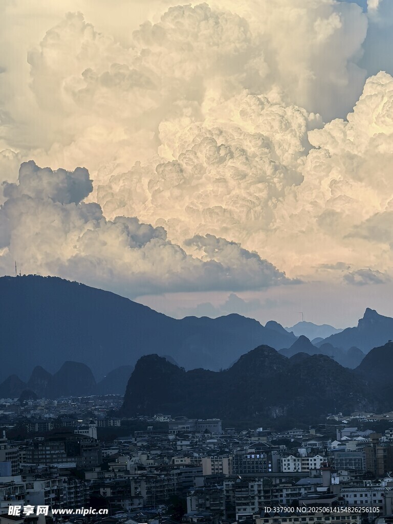 山城暮色中的壮丽云海景观