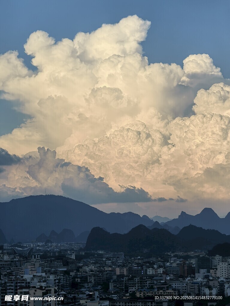 城市上空壮丽的积云景观