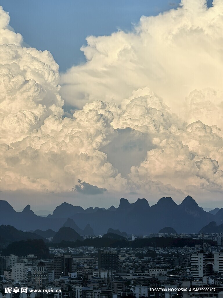 壮美山峦与城市上空云朵