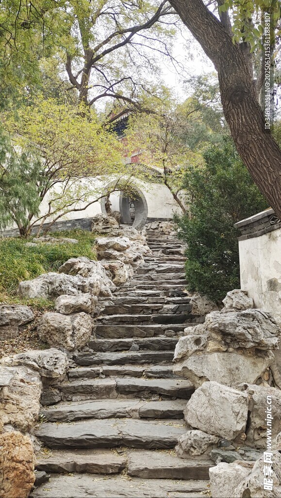 石砌小径蜿蜒于园林间